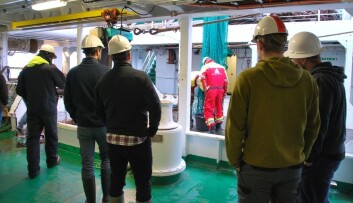 Lyset lurer deg - det er faktisk grytidlig om morgenen. Forskerne får likevel ikke ro til å legge seg før de har sett hva som faktisk dukker opp fra havet. (Foto: Hanne Østli Jakobsen) Lyset lurer deg - det er faktisk grytidlig om morgenen. Forskerne får likevel ikke ro til å legge seg før de har sett hva som faktisk dukker opp fra havet. (Foto: Hanne Østli Jakobsen)