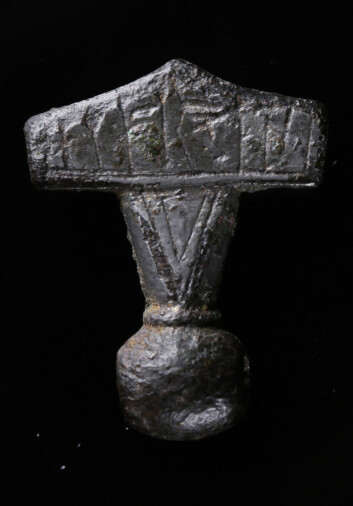 De omkring 1000 kjente torshammerne fra vikingtiden er funnet i Skandinavia, i Storbritannia, i Russland og i de baltiske landene. Hammeren fra Købelev er den første som er funnet med runeskrift. Dette er den nyfunne hammeramuletten, som er omkring 2,5 centimeter høy. (Foto: Nationalmuseet i Danmark) De omkring 1000 kjente torshammerne fra vikingtiden er funnet i Skandinavia, i Storbritannia, i Russland og i de baltiske landene. Hammeren fra Købelev er den første som er funnet med runeskrift. Dette er den nyfunne hammeramuletten, som er omkring 2,5 centimeter høy. (Foto: Nationalmuseet i Danmark)
