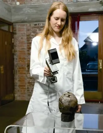 Med ein laserskannar blir hovudskallen skanna. (Foto: Terje Tveit) Med ein laserskannar blir hovudskallen skanna. (Foto: Terje Tveit)