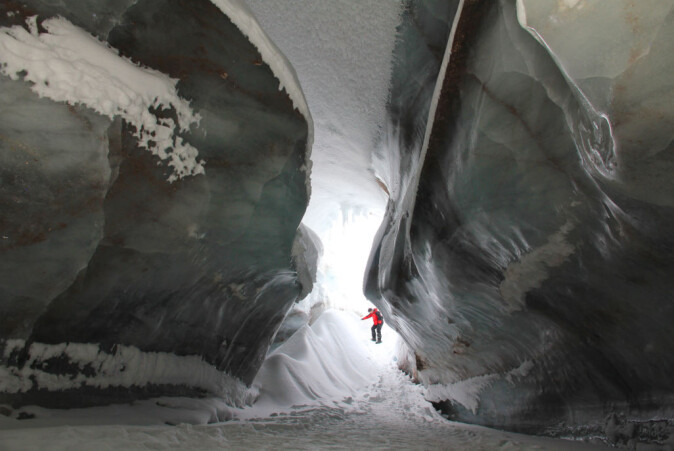 Glasiolog Jack Kohler på veg inn i ein isgrotte (smeltevasskanal) på Austre Brøggerbreen på Svalbard. Glasiolog Jack Kohler på veg inn i ein isgrotte (smeltevasskanal) på Austre Brøggerbreen på Svalbard.