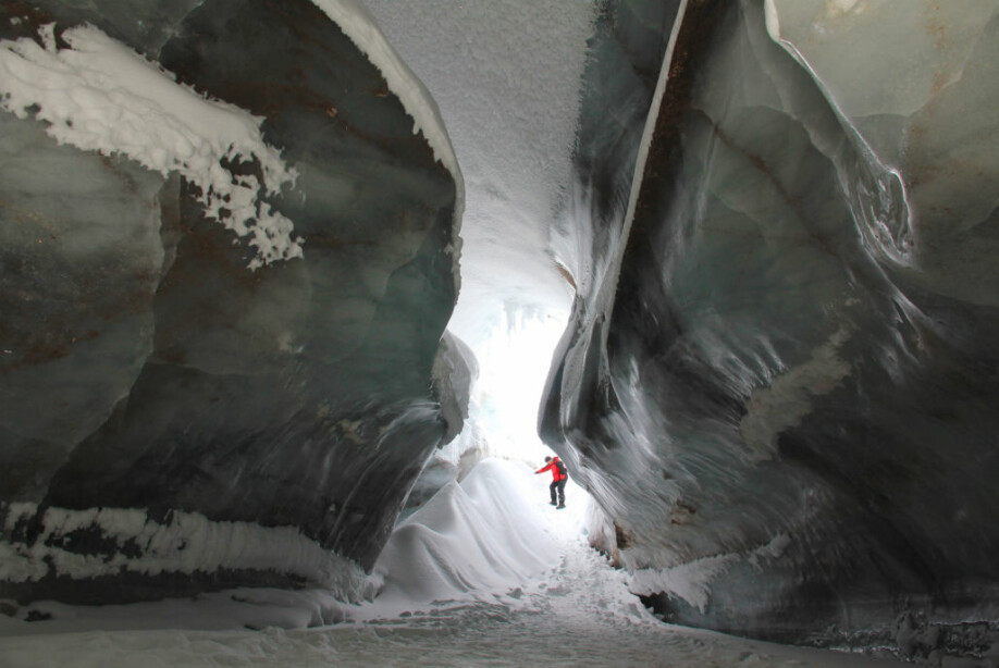 Glasiolog Jack Kohler på veg inn i ein isgrotte (smeltevasskanal) på Austre Brøggerbreen på Svalbard.