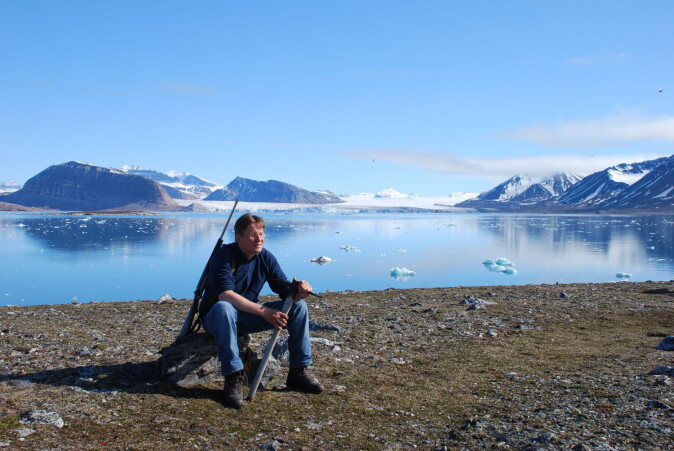 Forskar Geir Wing Gabrielsen merkar i stadig større grad at landskapet på Svalbard endrar seg i takt med varmare klima. Her er på feltarbeid i Kongsfjorden. Forskar Geir Wing Gabrielsen merkar i stadig større grad at landskapet på Svalbard endrar seg i takt med varmare klima. Her er på feltarbeid i Kongsfjorden.