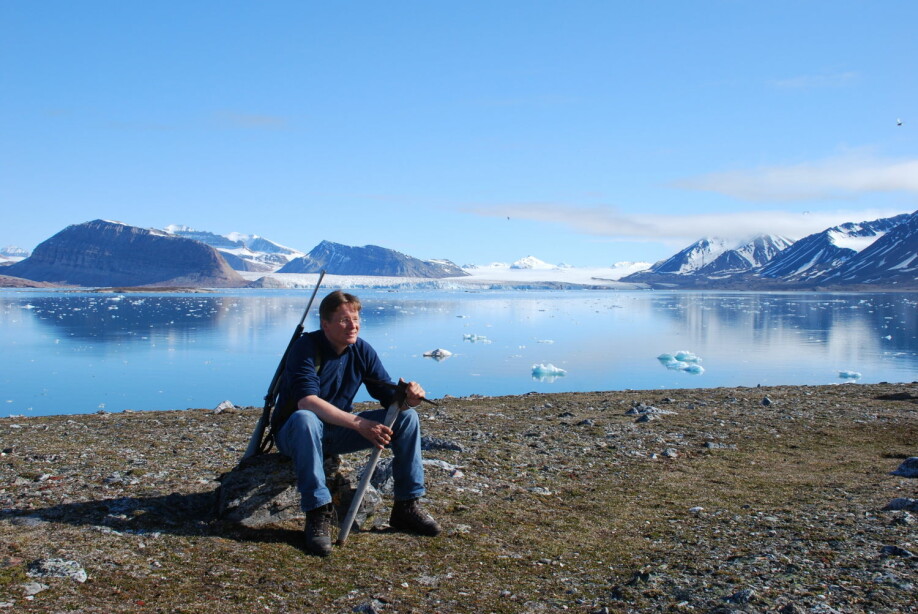 Forskar Geir Wing Gabrielsen merkar i stadig større grad at landskapet på Svalbard endrar seg i takt med varmare klima. Her er på feltarbeid i Kongsfjorden.