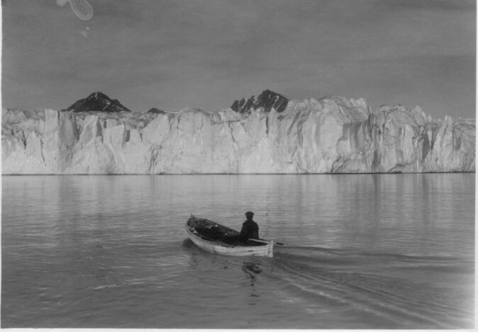 Blomstrandbreen er ein av fleire brear på Svalbard som har trekt seg tilbake dei siste tiåra. Her frå 1918. Blomstrandbreen er ein av fleire brear på Svalbard som har trekt seg tilbake dei siste tiåra. Her frå 1918.