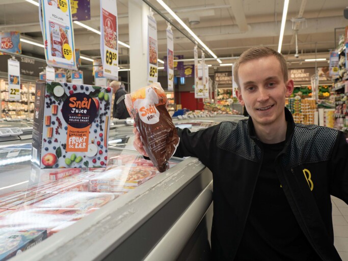 Produkter av frukt og grønnsaker som ikke ser helt billedskjønne ut, var blant resultatene av bransjedugnaden for å redusere matsvinn, men også et tips som du kan ta med deg til eget kjøkken. Et stygt eple blir like god juice. Her er det Aleksander Haraldsen på Bunnpris Raufoss som frister med snål høne og snål juice. Produkter av frukt og grønnsaker som ikke ser helt billedskjønne ut, var blant resultatene av bransjedugnaden for å redusere matsvinn, men også et tips som du kan ta med deg til eget kjøkken. Et stygt eple blir like god juice. Her er det Aleksander Haraldsen på Bunnpris Raufoss som frister med snål høne og snål juice.