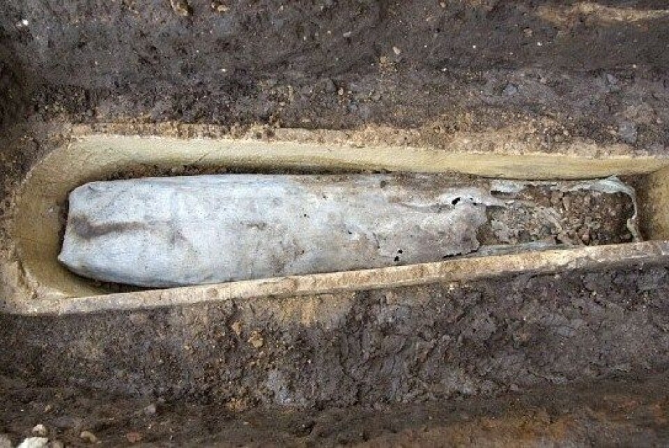 Lederen for arkeologigruppa hadde aldri før sett ei blykiste i ei steinkiste. (Foto: University of Leicester)
