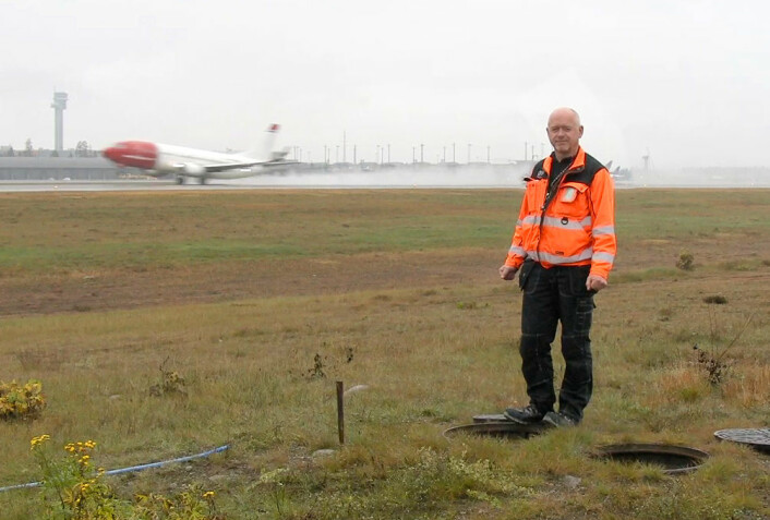 Driftstekniker Vidar Sydtangen ved en av energibrønnene på Gardermoen flyplass (Foto: Arnfinn Christensen)