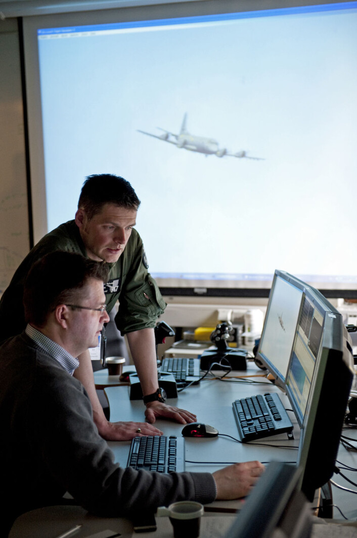 Kaptein Per Orheim i 717-skvadronen og systemutvikler Trond Lindberg fra Teleplan Globe på FFIs stridslaboratorium, «Battle Lab». (Foto: FFI) Kaptein Per Orheim i 717-skvadronen og systemutvikler Trond Lindberg fra Teleplan Globe på FFIs stridslaboratorium, «Battle Lab». (Foto: FFI)