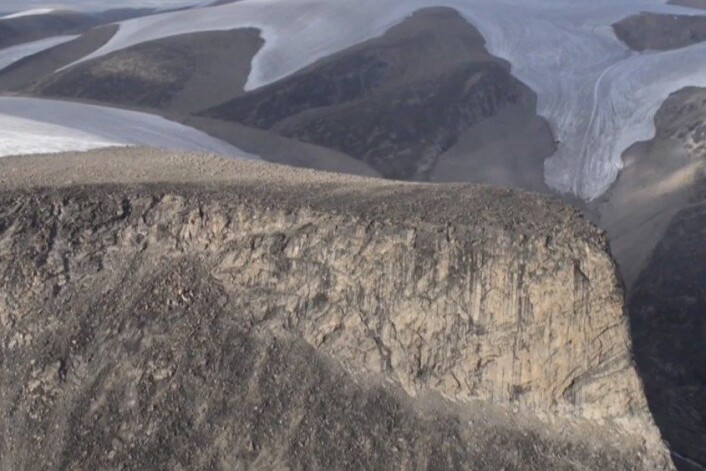På Baffin island i Canada avdekker smeltande is plantar som har vore under isen i opptil 44.000 år. (Foto: INSTAAR/ YouTube) På Baffin island i Canada avdekker smeltande is plantar som har vore under isen i opptil 44.000 år. (Foto: INSTAAR/ YouTube)