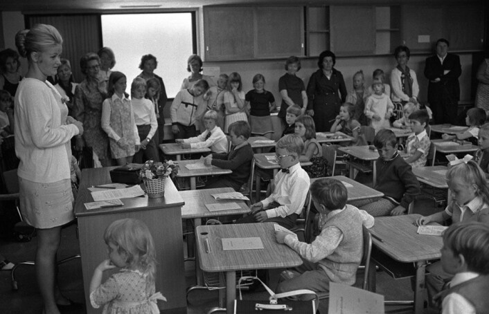 Spente elever og stolte foreldre på første skoledag ved Ammerud skole, august 1971. Elevene har ni års skolegang foran seg - etter reformen som ble innført for hele landet i 1960. (Foto: NTB scanpix) Spente elever og stolte foreldre på første skoledag ved Ammerud skole, august 1971. Elevene har ni års skolegang foran seg - etter reformen som ble innført for hele landet i 1960. (Foto: NTB scanpix)