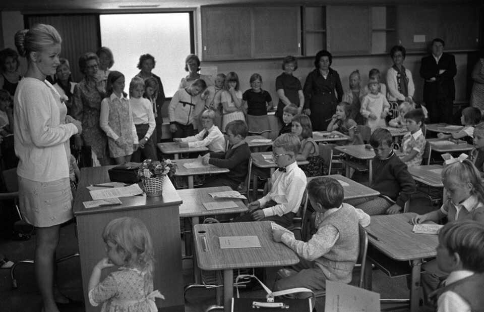 Spente elever og stolte foreldre på første skoledag ved Ammerud skole, august 1971. Elevene har ni års skolegang foran seg - etter reformen som ble innført for hele landet i 1960. (Foto: NTB scanpix)