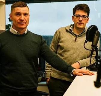 Harald Borgebund (til venstre) og Sondre Lindahl står bak podcasten Statvitenskap og sånt.