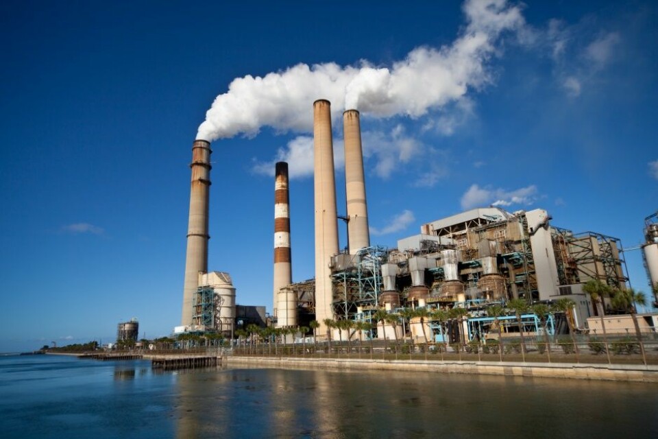 CO₂ (karbondioksid) blir typisk sluppet ut i atmosfæren når vi brenner fossile drivstoff som olje, kull og naturgass. Forskere har funnet opp en ny teknikk til å konvertere det utskjelte stoffet til metanol. (Foto: Viktor Gmyria/Microstock)
