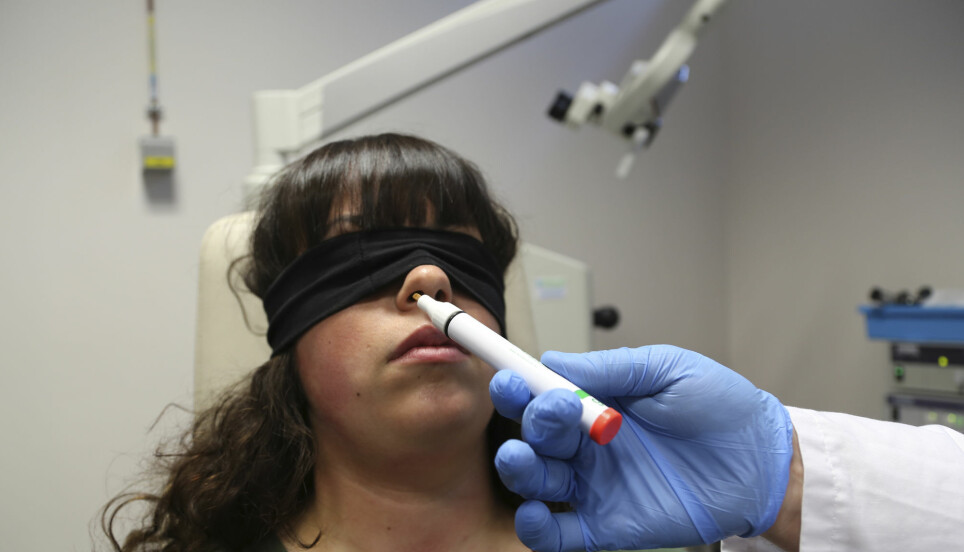 Doktor Clair Vandersteen holder en lukttube under nesen til Gabriella Forgione, som har slitt med tap av lukte- og smakssansen siden hun ble koronasyk i november.