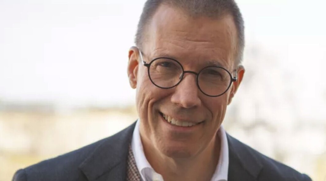 Den tidligere sjefen til Anders Tegnell, Fredrik Elgh, mener at årsaken til at Sverige valgte en helt annen strategi ligger på personnivå. Den tidligere sjefen til Anders Tegnell, Fredrik Elgh, mener at årsaken til at Sverige valgte en helt annen strategi ligger på personnivå.