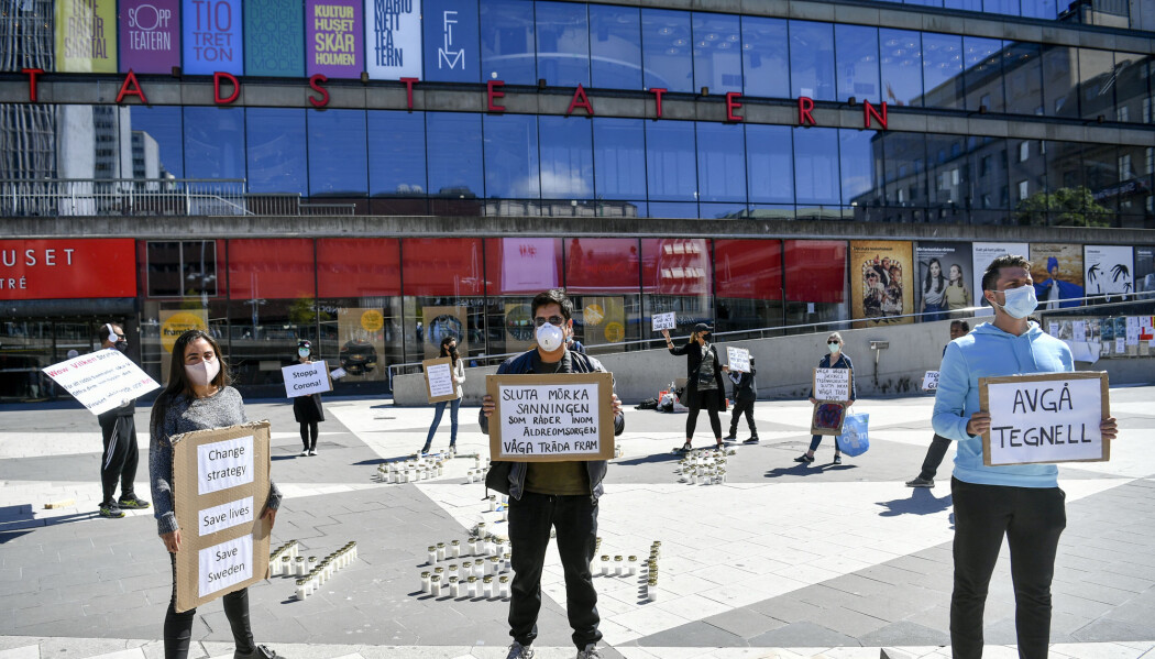 Svenskene har lenge vært lojale mot den svenske strategien. Men noen har sagt fra. Her fra en demonstrasjon på Sergels torg i Stockholm i sommer. Nå snur vinden i Sverige. – Jeg tror mange svensker skammer seg over det som har skjedd, sier Fredrik Elgh. Svenskene har lenge vært lojale mot den svenske strategien. Men noen har sagt fra. Her fra en demonstrasjon på Sergels torg i Stockholm i sommer. Nå snur vinden i Sverige. – Jeg tror mange svensker skammer seg over det som har skjedd, sier Fredrik Elgh.