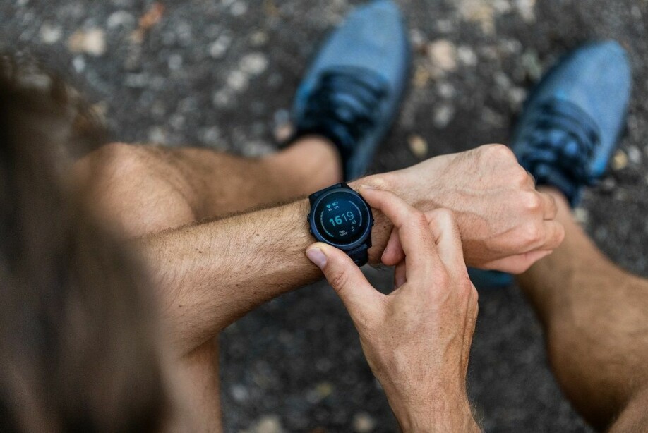 Our smartwatch can send reports about our health directly to the doctor. But who gets access to such technology?