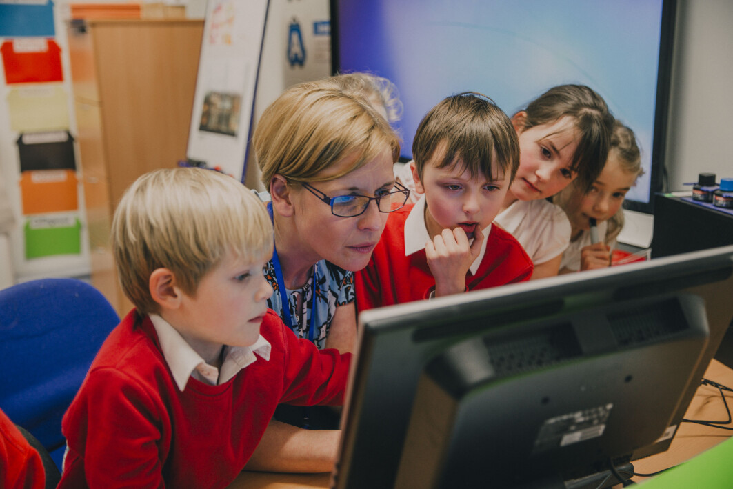 Kompleksiteten i et klasserom øker i takt med mer bruk av teknologi som PC, apper og nettbrett. Kompleksiteten i et klasserom øker i takt med mer bruk av teknologi som PC, apper og nettbrett.