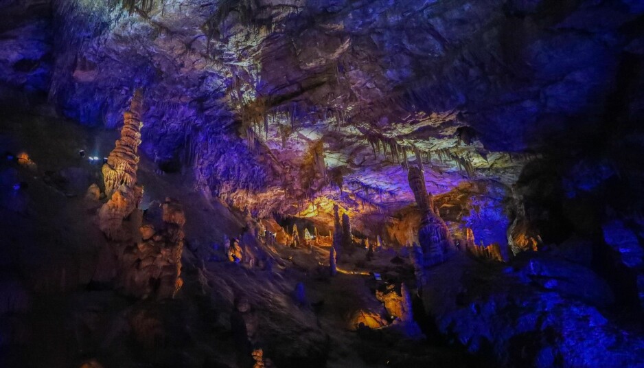 ILLUSTRASJONSBILDE: Dette er en dryppsteinshule i Kina, kalt Wanxiang i Gansu-provinsen i Kina. Dette er ikke en av hulene som er omtalt i studien, men de er også dryppsteinshuler.