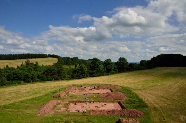 Utgravningsfeltet ved Dorstone Hill, Herefordshire. Her finnes restene etter to haller som ble satt i brann for rundt 6 000 år siden. (Foto: Manchester University) Utgravningsfeltet ved Dorstone Hill, Herefordshire. Her finnes restene etter to haller som ble satt i brann for rundt 6 000 år siden. (Foto: Manchester University)