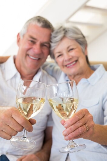 God mat og vin blir ofte presentert som oppskriften på det gode liv. Men for mange eldre blir det for mye av det gode. (Foto: Wavebreak/Scanpix) God mat og vin blir ofte presentert som oppskriften på det gode liv. Men for mange eldre blir det for mye av det gode. (Foto: Wavebreak/Scanpix)