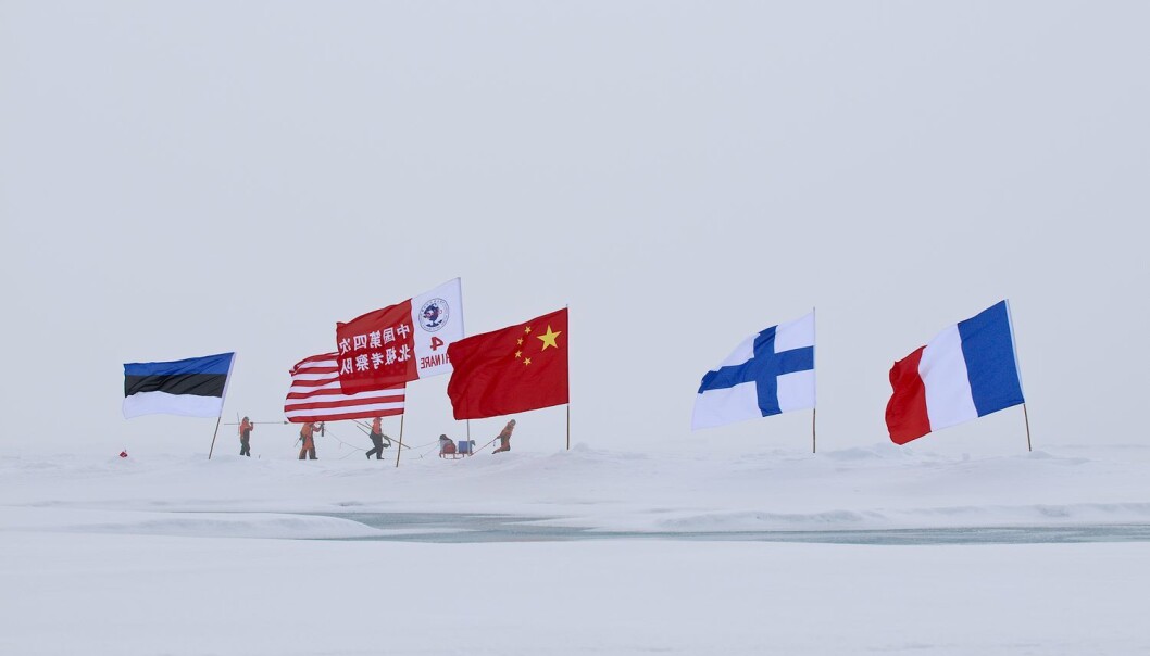 I Arktis må Kina søke innflytelse med andre metoder enn i Afrika. Her ved internasjonalt samarbeid i regi av The Chinese Arctic and Antarctic Administration (CHINARE). I Arktis må Kina søke innflytelse med andre metoder enn i Afrika. Her ved internasjonalt samarbeid i regi av The Chinese Arctic and Antarctic Administration (CHINARE).