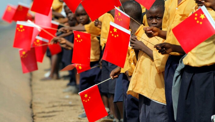 Liberianske barn holder kinesiske flagg i forbindelse med et besøk av Kinas forrige president, Hu Jintao, i Monrovia i 2007. Liberianske barn holder kinesiske flagg i forbindelse med et besøk av Kinas forrige president, Hu Jintao, i Monrovia i 2007.