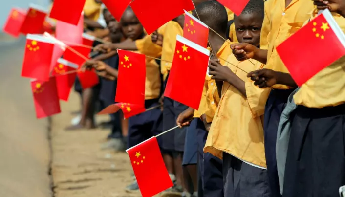 Liberianske barn holder kinesiske flagg i forbindelse med et besøk av Kinas forrige president, Hu Jintao, i Monrovia i 2007.