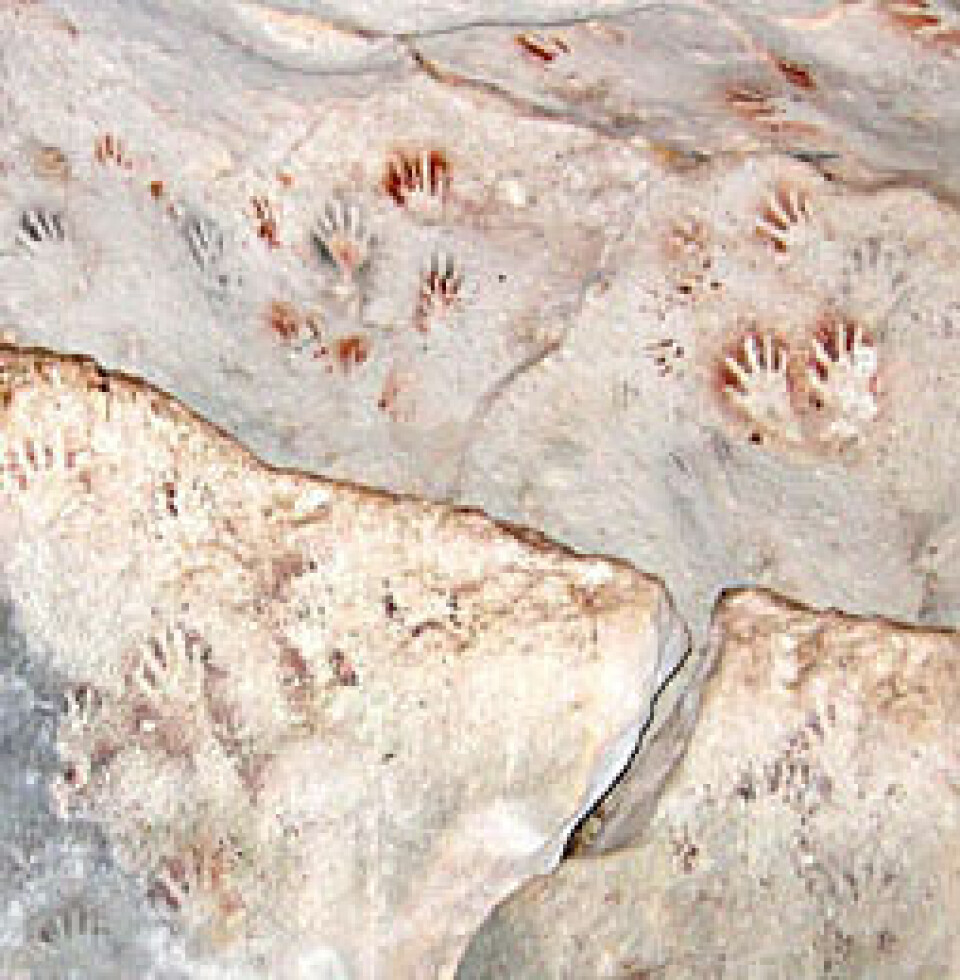 'I en av Mexicos underjordiske huler ble disse håndavtrykkene nylig oppdaget. De kan være 20 000 - 30 000 år gamle. (Foto: Kalle Sognnes)'