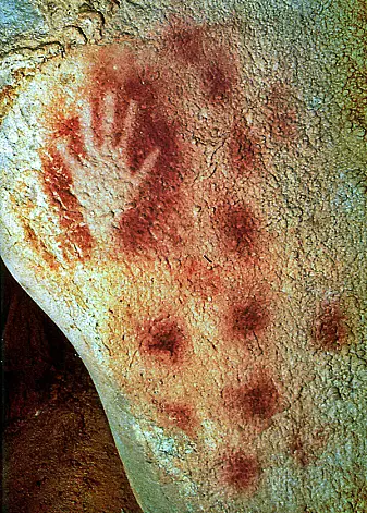 Håndavtrykk i rød oker, her fra Pech Merle-hulen i Frankriket, datert til å være 25 000 år gammelt.