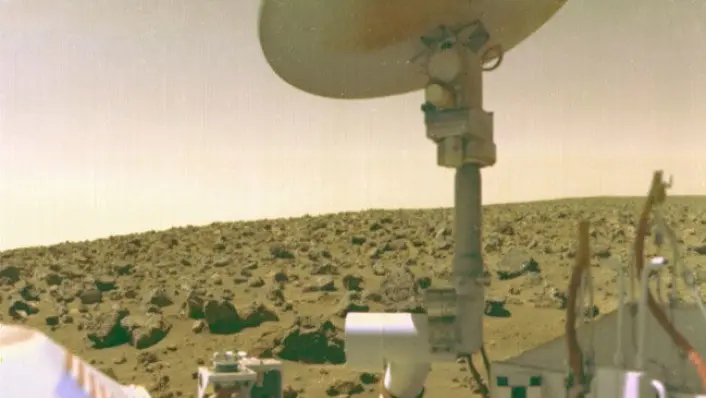 Marssonden Viking 2 på Mars i eit sjølvportrett frå 1976. (Foto: NASA) Marssonden Viking 2 på Mars i eit sjølvportrett frå 1976. (Foto: NASA)