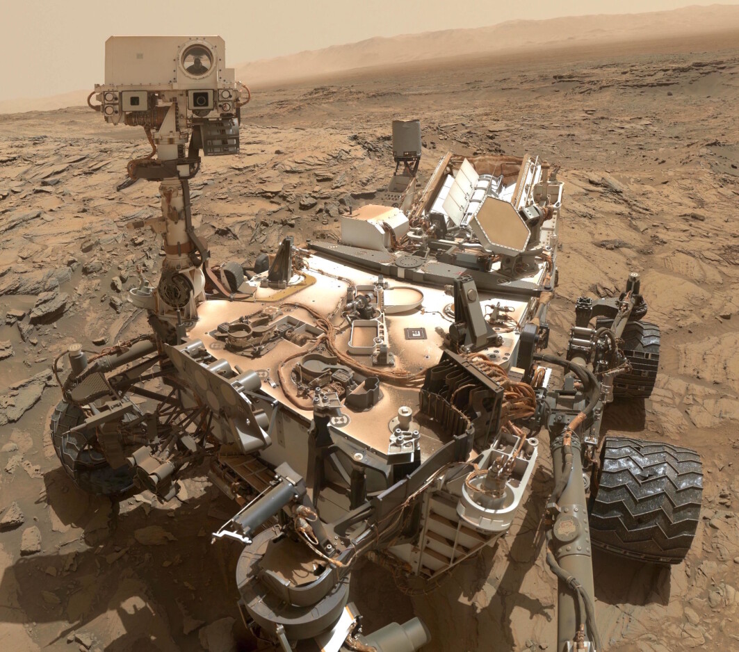 Curiosity på Mars-overflaten, dekket av Mars-støv. Dette bildet er fra 2015. Curiosity på Mars-overflaten, dekket av Mars-støv. Dette bildet er fra 2015.