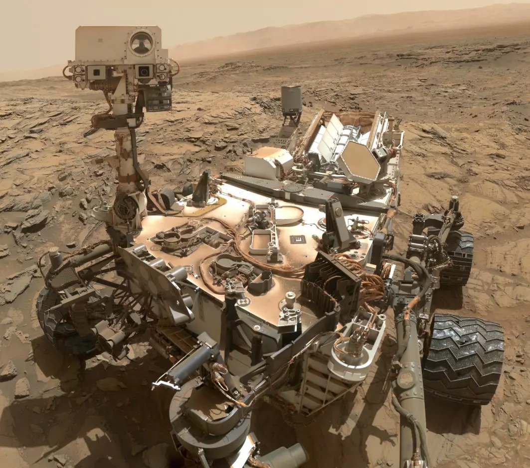 Curiosity på Mars-overflaten, dekket av Mars-støv. Dette bildet er fra 2015.