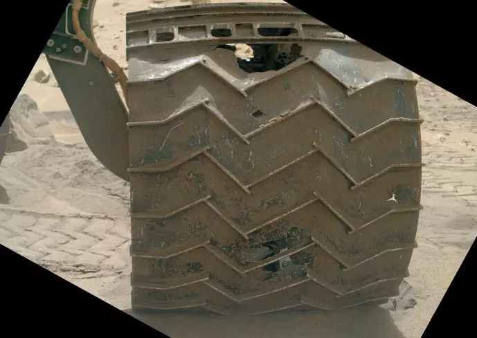 Et av hjulene, som viser skadene som skjedde. NASA klarte å jobbe seg rundt problemet, og roveren kunne fortsette.