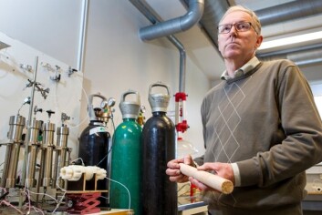 Da vi begynte forskning på bruk av såpe på 1980-tallet var vi altfor tidlig ute. Norge fløt over av olje som var lett å utvinne. Nå er aktualiteten en helt annen, sier Ole Torsæter, professor i petroleumsteknologi ved NTNU. (Foto: Ole Morten Melgård/NTNU Info) Da vi begynte forskning på bruk av såpe på 1980-tallet var vi altfor tidlig ute. Norge fløt over av olje som var lett å utvinne. Nå er aktualiteten en helt annen, sier Ole Torsæter, professor i petroleumsteknologi ved NTNU. (Foto: Ole Morten Melgård/NTNU Info)
