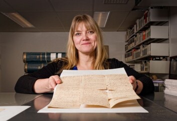 Førsteamanuensis Line Esborg viser fram Norges eldste ballade «Friarferd til Gjøtland». (Foto: John Hughes) Førsteamanuensis Line Esborg viser fram Norges eldste ballade «Friarferd til Gjøtland». (Foto: John Hughes)
