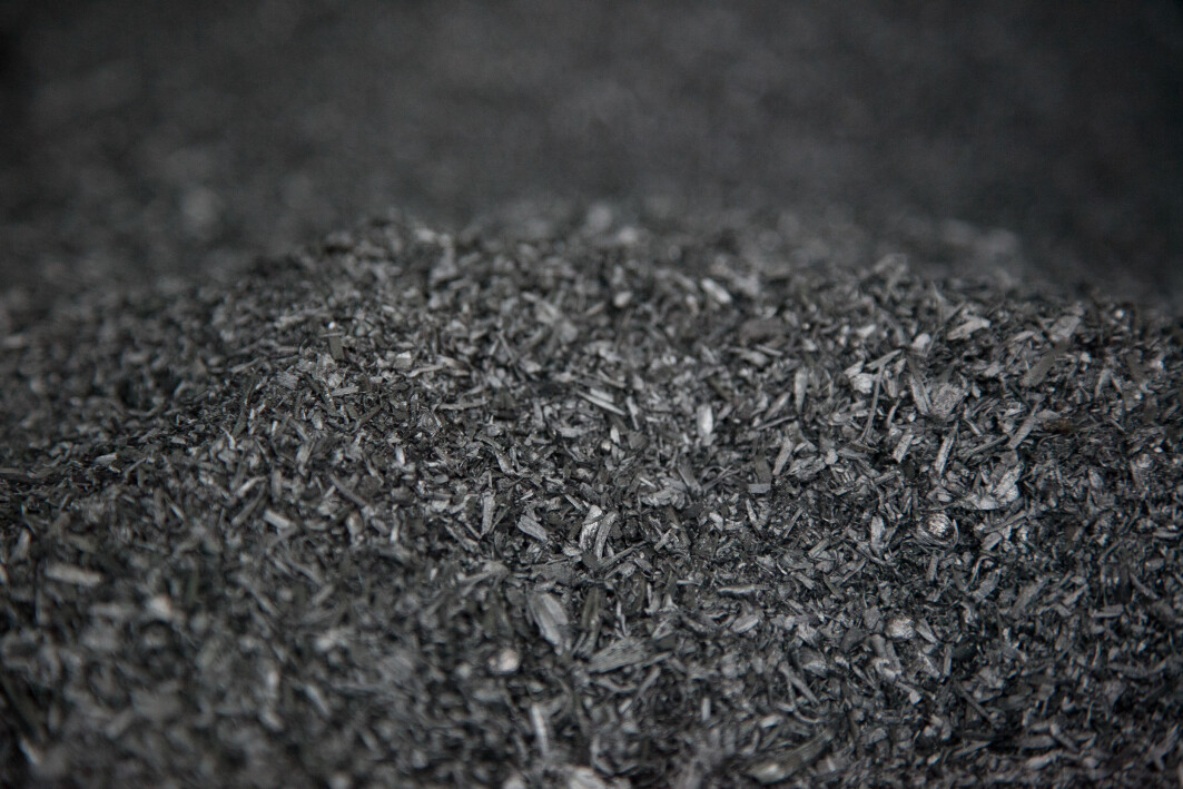 Biokull fremstilles av biologisk materiale, slik som tre- og planterester. Biokull fremstilles av biologisk materiale, slik som tre- og planterester.