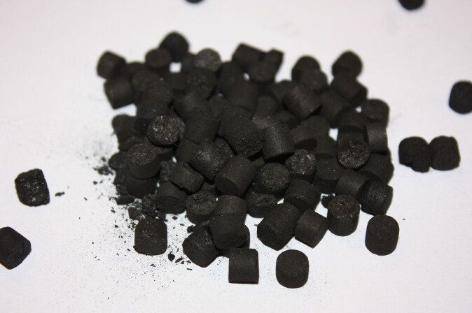 Ved å blande biokulll og pyrolyseolje får man biokull-pellets, som er mye mer solide. Ved å blande biokulll og pyrolyseolje får man biokull-pellets, som er mye mer solide.