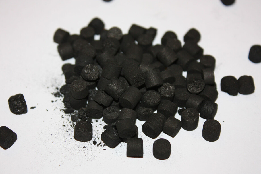 Ved å blande biokulll og pyrolyseolje får man biokull-pellets, som er mye mer solide.
