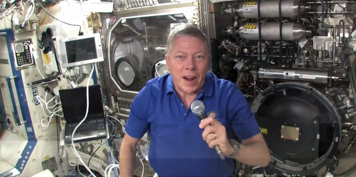 Astronauten Mike Fossum presenterer Space Lab-konkurransen fra Den internasjonale romstasjonen (Foto: NASA/ESA/Space Lab. Fra en YouTube-video) Astronauten Mike Fossum presenterer Space Lab-konkurransen fra Den internasjonale romstasjonen (Foto: NASA/ESA/Space Lab. Fra en YouTube-video)