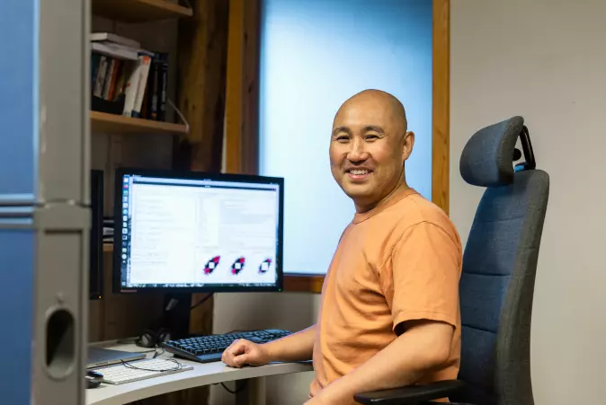Takaya Saito har brukt bioinformatikk for å sette sammen puslespillet. Her kom det frem at et av genene som blir aktivert når det får for lite mikronæringsstoff, er genet som regulerer fettlagring.