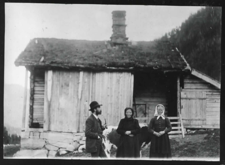 Professor Ingebrigt Moltke Moe (1859-1913) med informanter i Telemark. (Foto: Wikimedia Commons)