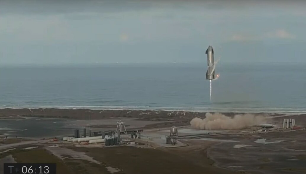 Her lander test-romskipet SN10. Noen minutter senere eksploderte raketten. Her lander test-romskipet SN10. Noen minutter senere eksploderte raketten.