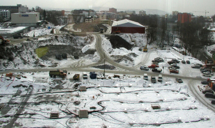 Energibrønnene bores under byggearbeidene i Nydalen i 2003 (Foto: Bjørn Nygård, Avantor) Energibrønnene bores under byggearbeidene i Nydalen i 2003 (Foto: Bjørn Nygård, Avantor)
