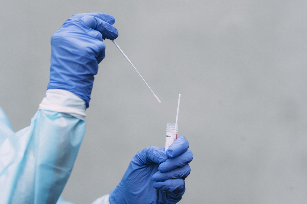 En strategi som i stor grad handler om testing, isolering, smittesporing og karantene er ikke lenger nok til å hindre det muterte viruset å spre seg, mener en gruppe professorer fra det medisinske fagmiljøet. De mener en ny periode med nedstengning av hele landet må til. En strategi som i stor grad handler om testing, isolering, smittesporing og karantene er ikke lenger nok til å hindre det muterte viruset å spre seg, mener en gruppe professorer fra det medisinske fagmiljøet. De mener en ny periode med nedstengning av hele landet må til.
