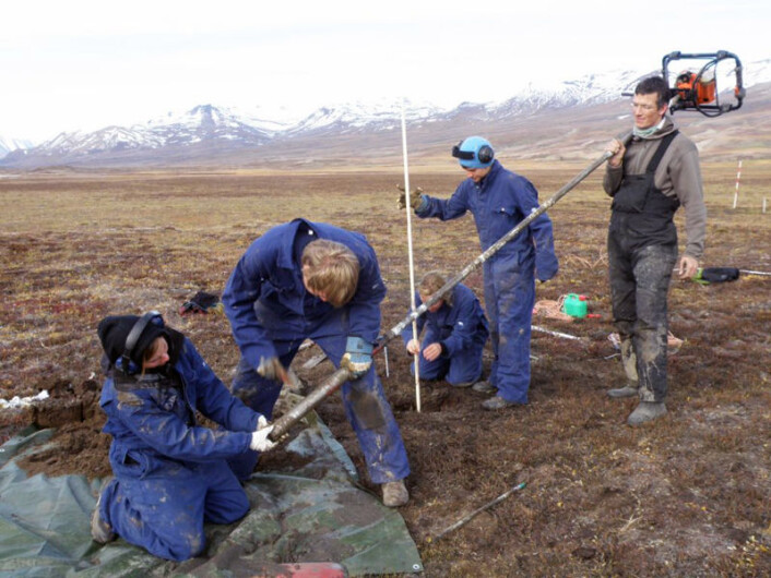 København-professor Bo Elberling (t.h.) og UNIS-studenter tar boreprøver av permafrost ved Zackenberg på det nordøstlige Grønland i forbindelse med den nye studien. (Foto: Hanne C. Christiansen/UNIS) København-professor Bo Elberling (t.h.) og UNIS-studenter tar boreprøver av permafrost ved Zackenberg på det nordøstlige Grønland i forbindelse med den nye studien. (Foto: Hanne C. Christiansen/UNIS)