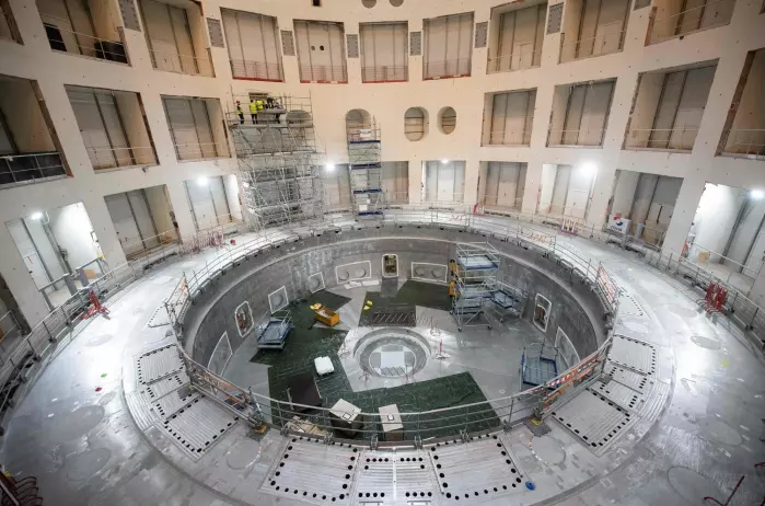 Her holder den store maskinen ITER på å bli bygget i Frankrike. Den skal brukes til å gjøre eksperimenter som etterligner sola.