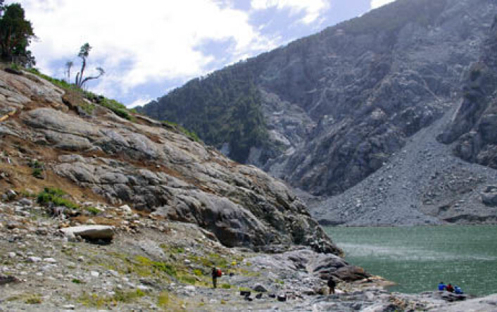 Denne fjellknausen er 70 meter høy og var dekket av vegetasjon før skredet og flodbølgen i 2007. Nå er den spylt ren. (Foto: Reginald Hermanns/NGU) Denne fjellknausen er 70 meter høy og var dekket av vegetasjon før skredet og flodbølgen i 2007. Nå er den spylt ren. (Foto: Reginald Hermanns/NGU)