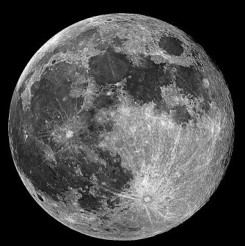 Den ser stor ut i en kikkert, men mens den henger over horisonten er den ikke så stor som du tror. (Foto: NASA) Den ser stor ut i en kikkert, men mens den henger over horisonten er den ikke så stor som du tror. (Foto: NASA)
