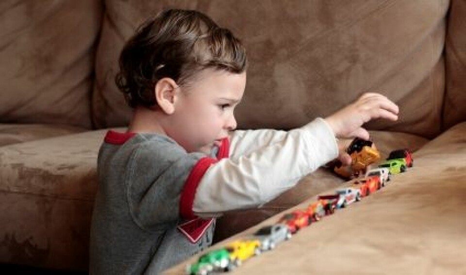 Barn med autisme gjentar ofte seg selv, og er lite interesserte i sosial kontakt med andre. En overdose av en enkel type fettsyre i hjernen ga rotter lignende symptomer. (Illustrasjonsfoto: Istockphoto)